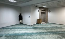 Uşak Eğitim ve Araştırma Hastanesi'nde kütüphanesi olan cami gibi bir mescit yapıldı