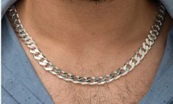 Uşak'ta boyundaki zincir bahane edildi!