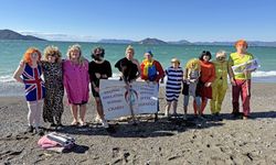 Fethiye Foça Mahallesi'nde kimsesiz çocuklar ve sokak hayvanları için denize girdiler