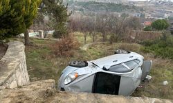 Uşak Çokkozlar'da bahçeye uçan otomobil yaralandı