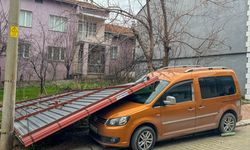 Uşak'ta rüzgar ortalığı bir birine kattı! Bazı binaların çatıları uçtu!