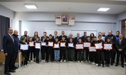 Uşak Aybey İlkokulu ve Elmalıdere Ortaokulu'nda karneler verildi