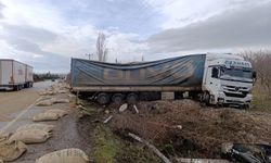 Uşak ve Banaz arasındaki tehlikeli noktada kahve ve hafi ticari aracın bulunduğu tır rampa aşağı uçtu!