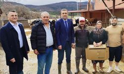 Takımın altına çizmeleri giyip, Uşak Kayaağıl köyündeki hayvancılıkla uğraşan işletmelere girdi!