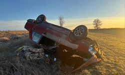 Uşak Ulubey Omurca köyü civarında otomobil tarlaya uçtu