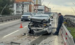 Uşak Dörtyol köprüde 3 araç bir birine girdi