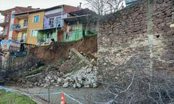 Uşak'ta Yenişehir rampasındaki yola devasa kaya düştü! Hacıkadem'de toprak kaydı!