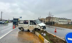 Uşak Bozkuş köyünde kayan araç refüje çarptı