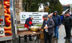 Uşak Ulu Camii önünde depremde kaybettiklerimiz için lokma döküldü