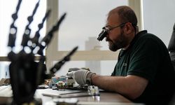 Ortopedi uzmanı Ahmet Savran, saat tamiriyle büyük ameliyatlara hazırlanıyor