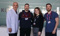 Uşak ve Eskişehir'den hastaların gittiği Kütahya Şehir Hastanesi'nde 3 çocuğuyla beraber çalışıyor