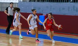Uşak'ta 18 yaş altı kız basketbolcular mücadele ettiler