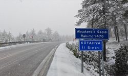 Uşak'ın komşusu Demirci Akçakertlik mevkisiine kar yağdı