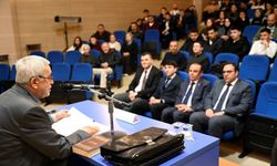 Prof. Dr. Mecit Eş, Uşak'ta Safahat'ı anlattı