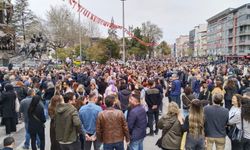 Binlerce öğretmen, Uşak'ın göbeğinde ıslıklarla şiddete karşı çıktılar