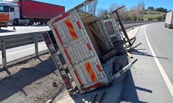 Uşak ve Afyonkarahisar arasında kamyonet orta refüje devrildi! Ali Öztürk vefat etti!