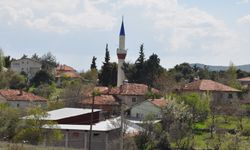 Ulubey Çamdere'nin susuz köylüleri, Uşak'ta çukura dönen dağdan su temin ediyorlardı