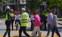 Şehit Sabri Emir'in eşi Özlem Emir, Bayraklı'da trafik eğitimleri veriyor