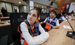 İzmir'deki deprem tatbikatını koordine eden minikler, büyükleri aratmadı