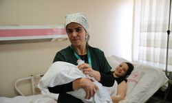 Denizlili Saniye Ebe, 30 yıldır 5 bine yakın bebeğin dünyaya gelmesine yardımcı oldu