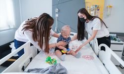 Kadir Efe bebek, İzmir'de yetişkinden nakledilen bağırsakla hayata bağlandı