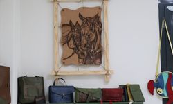 Müşerref Keleş, deri sanatının inceliklerini Urla Halk Eğitimi Merkezi'nde öğretiyor