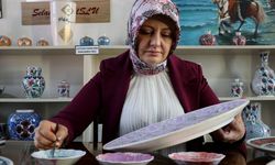 Uşak'ın komşusu Kütahya'da yaşayan Özlem Camköz, Hamza Üstünkaya'dan aldığı eğitimle çini sanatçısı oldu