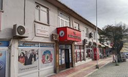 Uşak'ın Banaz ilçesinde dökülmeye başlayan 70 yıllık bina yakından boşaltılacak!