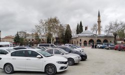 Uşak Belediyesi günlük araç başı 100 lira aldığı otoparkı bedava yapmak zorunda kaldı!