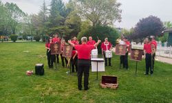Uşak Belediyesi'nin bando ekibinden Atapark'ta vatandaşa müzik keyfi