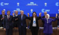 Uşak'ın komşusu Afyon'un Belediye Başkanı Burcu Köksal, AK Parti rozetini taktı