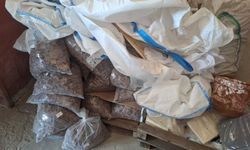 Uşak'ta 29 ton bozuk çikolata yakalandı! KOM, gıda deposuna baskın yaptı!