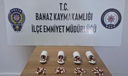 Uşak Banaz'da polisten kaçan araçtan 197 yeşil reçeteli hap çıktı! Satıcı değil içiciyiz ifadesi!