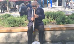 Uşak'ta kaval çalan görme engelli Ahmet Sezer, muhteşem bıçak biliyor!