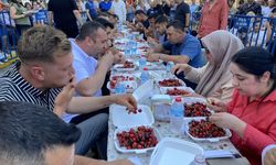 Eşme'nin komşusu Alaşehir'deki kiraz yeme yarışını Ömer Evren kazandı