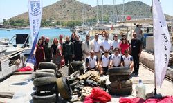 Bodrum'da denizden yaklaşık 1 ton atık çıkardılar
