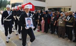 Muğla'da şehit olan polis Tayfun Baş, Uşak'ın komşusu Denizli'de gözyaşlarıyla toprağa verildi