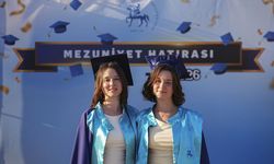 Hemşirelik yapacak olan Aleyna ve İlayda Yurdakul, acildeki bazı hastaları 'çift görüyorum' diye korkuttu