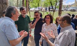 Uşak Belediye Başkan Vekili Özkan, Ulubey İmam Hatip'teki öğretmeniyle yıllar sonra tesadüf eseri buluştu