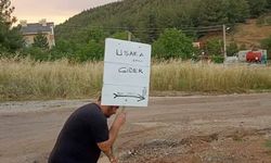 Çalışma yapılan o yolda, Uşak'a Gider levhasını kendileri astılar