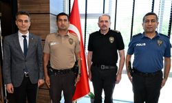 Uşak Yaşar Akar İlkokulu'nda ıslandığı halde görme engelli vatandaşa yardım eden bekçi Seyhan Öncü'ye ödül
