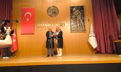Gülse Birsel'in babası Uşaklı avukat Gültekin Şener'e anlamlı ödül