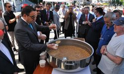 Kütahya Valiliği ve Hacı Bektaşı Veli Derneği, 2 bin kişiye aşure ikram etti