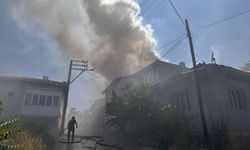 Uşak Elmalıdere Lamba Sokak'taki tek katlı ev yandı