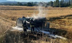 Gediz Dedeköy'de yoldan çıkan otomobil, uçtuğu tarlada alev aldı