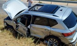 Uşak ve Gediz yolu üzerinde seyir halindeki araç şarampole düşüş toprağa battı