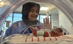 İzmir Şehir Hastanesi'nde yapılan anne karnı operasyonla Güneş ve Hüseyin Aydın'ın bebekleri sağlıklı bir şekilde doğdu