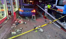 Uşak Hakkı Yağcı Caddesi'nde büyük panik! Direğe ve sonra kaldırımdaki yayalara çarptı!