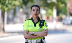 İzmir'de çalışan trafik polisi Duygu Akbulut, trafik ve minderde kurallara uyulması için düdük çalıyor