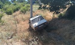 Uşak Güre'de şarampole uçan otomobil direğe çarparak durdu